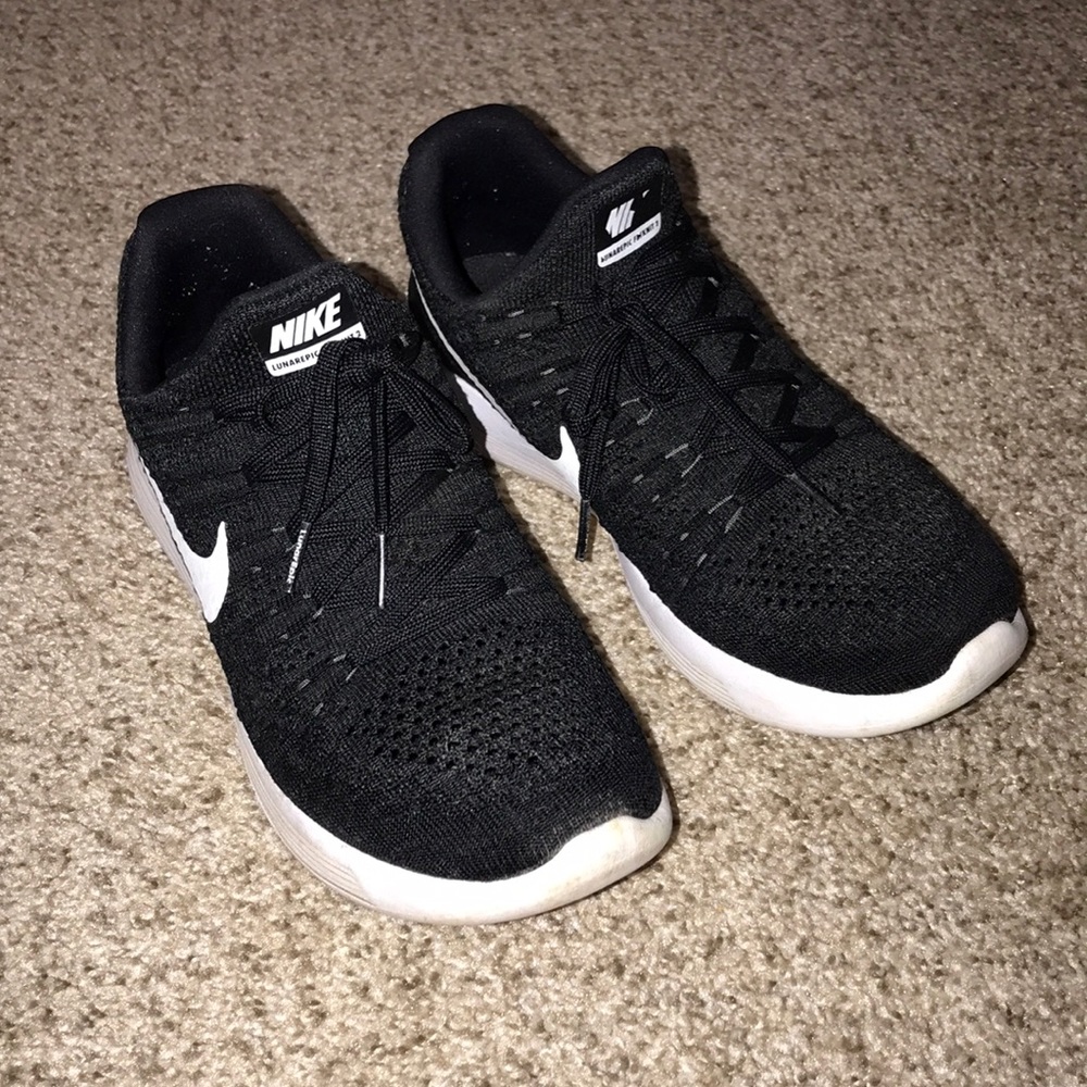 Black Nike Tennis Shoes